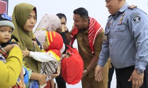Wakil Wali Kota Binjai H Rizky Yunanda S.TP.MP bersama Kalapas Kelas llA Binjai Theo Adrianus Purba A.Md.IP.SH.MH memberikan bantuan kepada 34 Balita Stunting dan keluarga resiko Stunting.