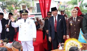 Bupati Tapsel Dolly Pasaribu bersama Ketua Sementara DPRD Tapsel Rahmat Nasution saat menyambut peserta pawai Karnaval dan Devile, di panggung penghormatan, Sabtu (17/8-24). Foto : BP/Ist