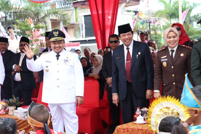 Bupati Tapsel Dolly Pasaribu bersama Ketua Sementara DPRD Tapsel Rahmat Nasution saat menyambut peserta pawai Karnaval dan Devile, di panggung penghormatan, Sabtu (17/8-24). Foto : BP/Ist