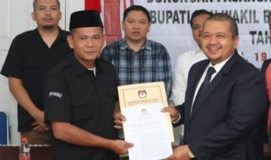 Calon Bupati Tapsel Dolly Pasaribu saat menerima dokumen dukungan untuk Calon Bupati dari Jakur Perseorangan dari Ketua KPU Tapsel, Zulhajji Siregar, Senin (19/8-24). Foto : BP/Ist