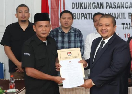 Calon Bupati Tapsel Dolly Pasaribu saat menerima dokumen dukungan untuk Calon Bupati dari Jakur Perseorangan dari Ketua KPU Tapsel, Zulhajji Siregar, Senin (19/8-24). Foto : BP/Ist