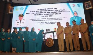 Ketua TP PKK Sumut Ny Tyas Fatoni saat membuka Jambore PKK Tahun 2024 yang ditandai dengan memukul Gong, Senin (19/8-24). Foto : BP/Ist