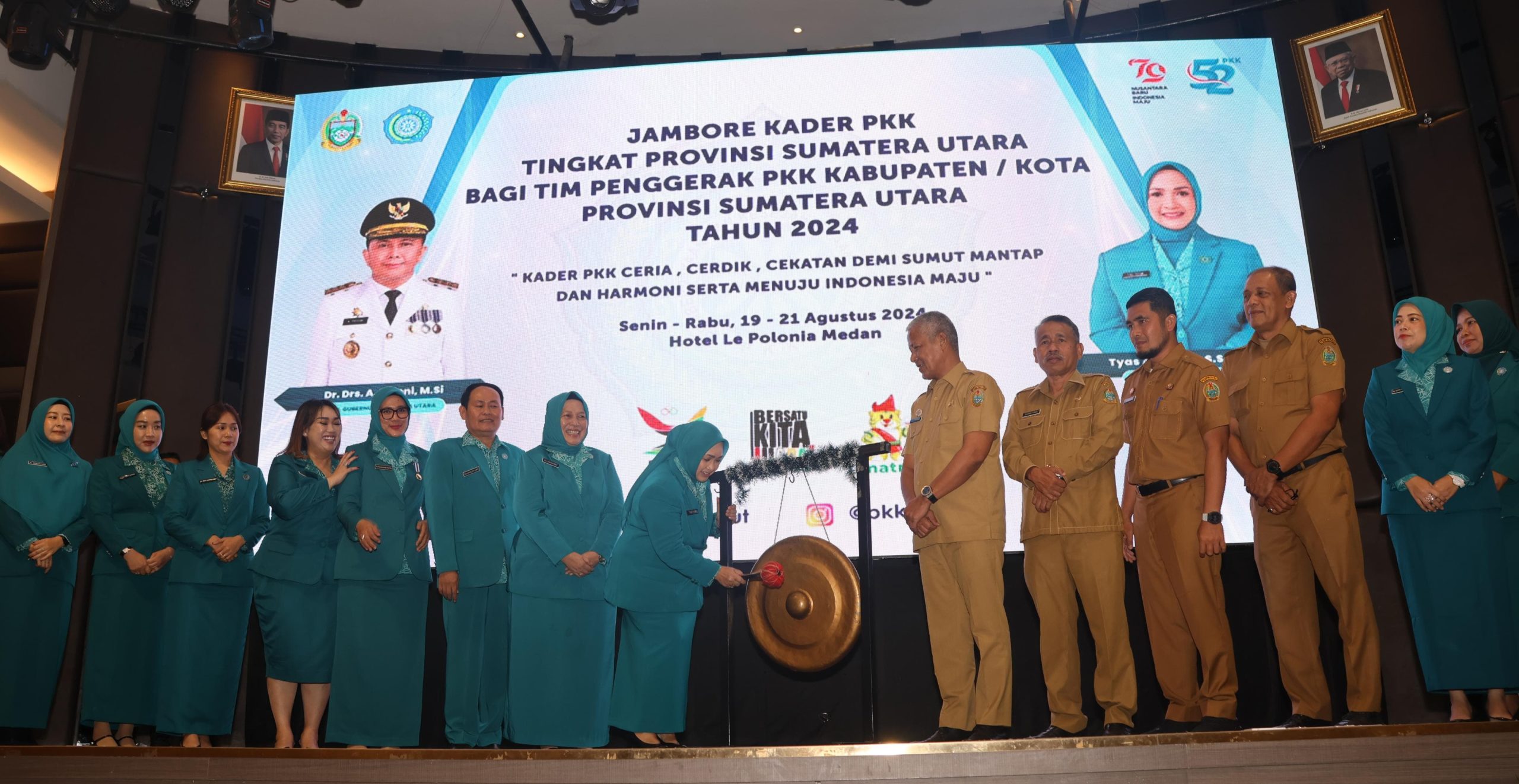 Ketua TP PKK Sumut Ny Tyas Fatoni saat membuka Jambore PKK Tahun 2024 yang ditandai dengan memukul Gong, Senin (19/8-24). Foto : BP/Ist