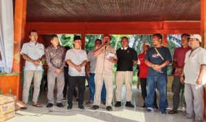 Eddy Aryanto Hasibuan SH saat membuka Turnamen Sepakbola Gus Irawan Cup 'Tapsel Kembali Bangkit' di Lapangan Serasi II Kelurahan Bintuju Kecamatan Angkola Muaratais, Rabu (21/8-24). Foto : BP/Ist