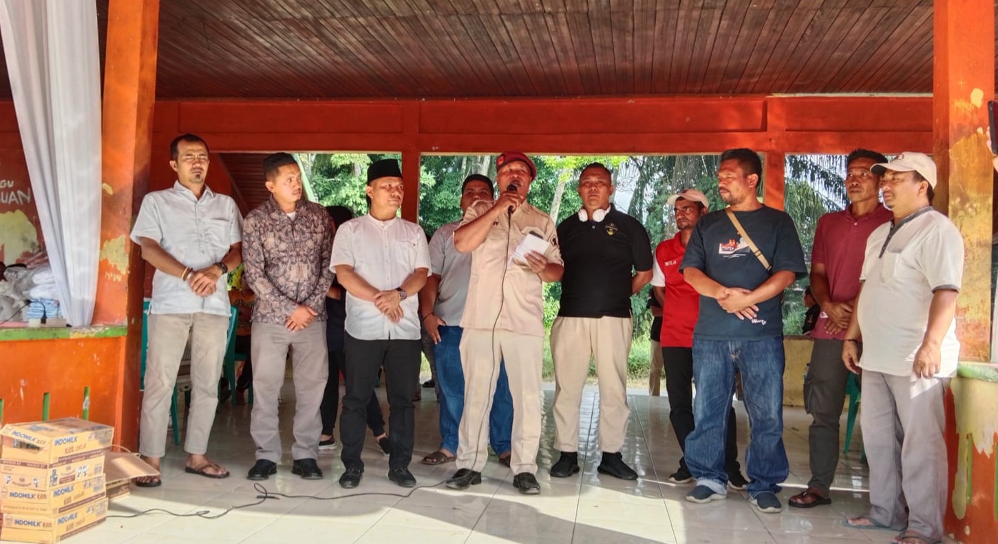 Eddy Aryanto Hasibuan SH saat membuka Turnamen Sepakbola Gus Irawan Cup 'Tapsel Kembali Bangkit' di Lapangan Serasi II Kelurahan Bintuju Kecamatan Angkola Muaratais, Rabu (21/8-24). Foto : BP/Ist