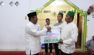 Wali Kota Binjai serahkan bantuan hibah untuk Musholla Nurul Huda.