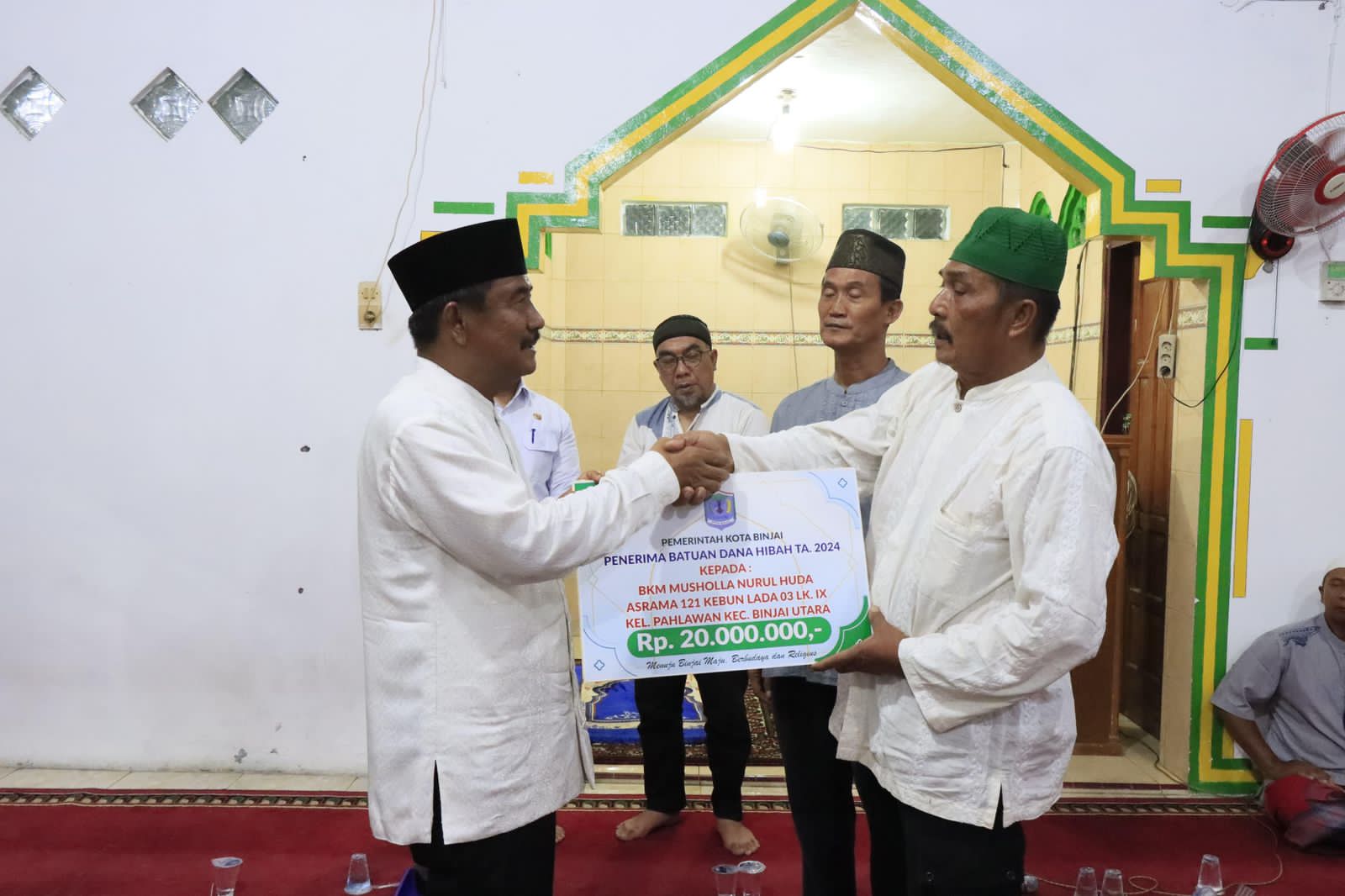 Wali Kota Binjai serahkan bantuan hibah untuk Musholla Nurul Huda.