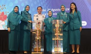 Pj Gubsu Agus Fatoni dan Pj Ketua TP PKK Sumut Ny Tyas Fatoni foto bersama dengan Ketua TP PKK Tapsel Ny Rosalina Dolly Pasaribu usai penyerahan hadiah, Rabu (21/8-24). Foto : BP/Ist