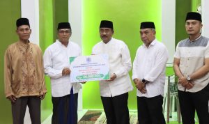 wali kota binjai serahkan bantuan ke Mosholla Al-Ikhlas dan Musholla Al-Munawwar.