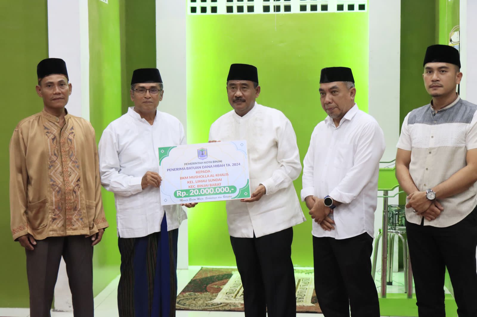wali kota binjai serahkan bantuan ke Mosholla Al-Ikhlas dan Musholla Al-Munawwar.