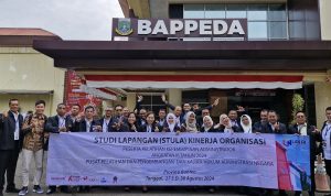 Peserta PKA saat foto bersama di depan Kantor Bappeda Banten. Foto : BP/Ist