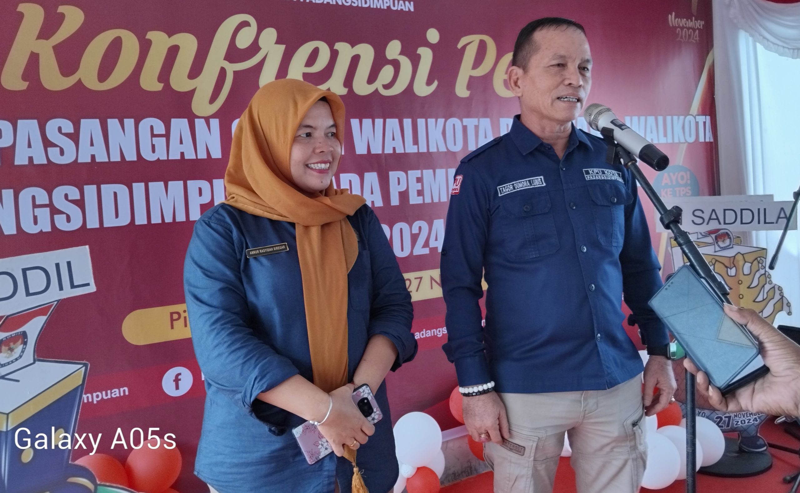 Ketua KPU Kota Padangsidimpuan Tagor Dumora Lubis saat Konfrensi Pers di hari pertama pendaftaran Paslon Kepala Daerah di Kantor KPU Padangsidimpuan, Selasa (27/8-24). Foto : BP/Ist