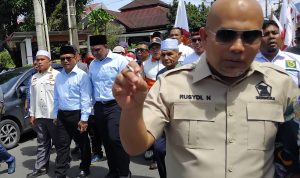 Paslon Wali Kota-Wakil Wali Kota Padangsidimpuan periode 2024-2029 Letnan Dalimunthe-Harry Pahlevi Harahap diiringi ratusan massa saat menuju Kantor KPU Padangsidimpuan untuk mendaftar secara resmi, Rabu (28/8-24). Foto : BP/Ist 
