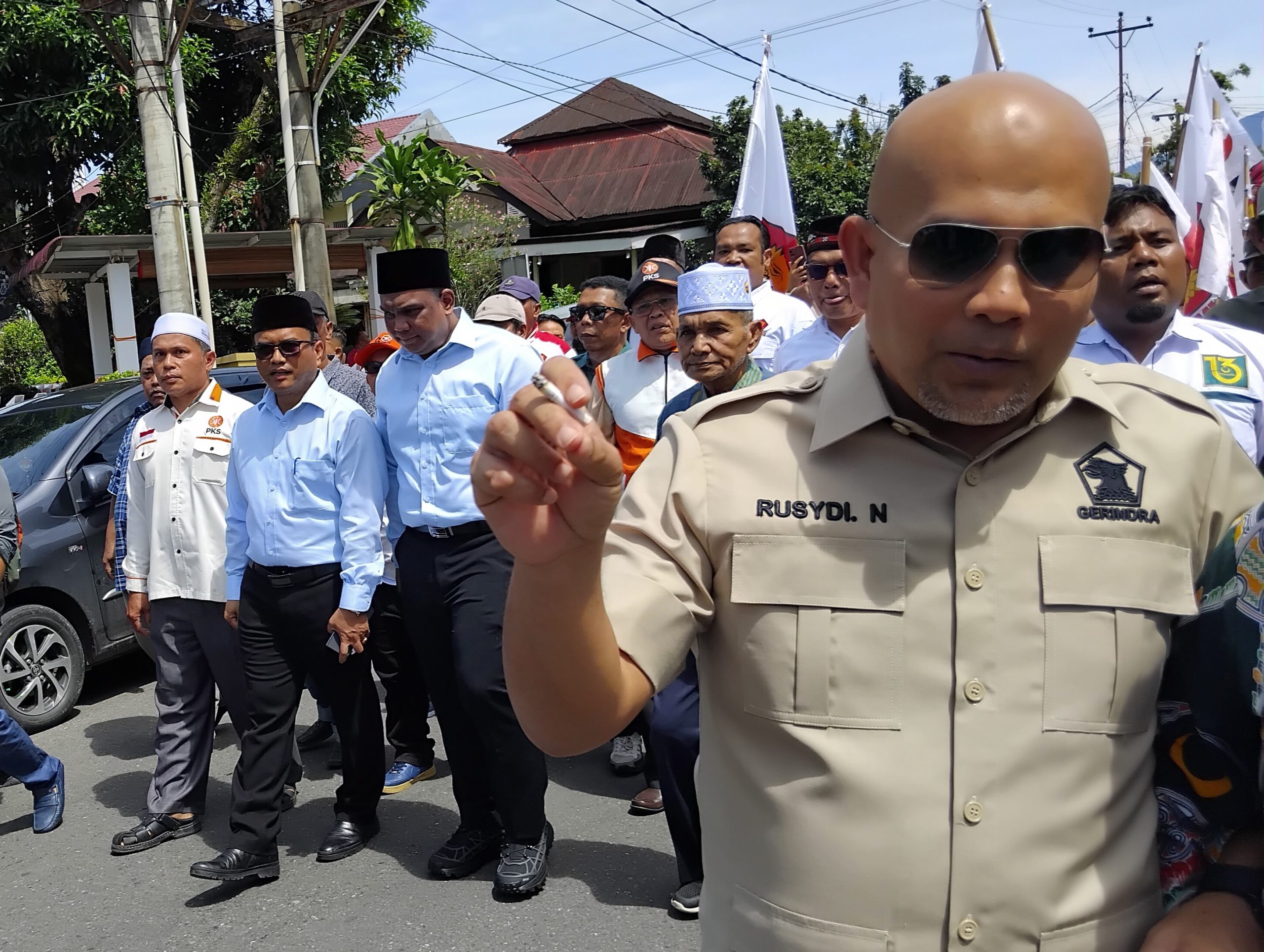 Paslon Wali Kota-Wakil Wali Kota Padangsidimpuan periode 2024-2029 Letnan Dalimunthe-Harry Pahlevi Harahap diiringi ratusan massa saat menuju Kantor KPU Padangsidimpuan untuk mendaftar secara resmi, Rabu (28/8-24). Foto : BP/Ist 