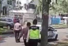Oknum Polisi Menilang Sopir yang Istirahat di Cikarang, Netizen Heboh