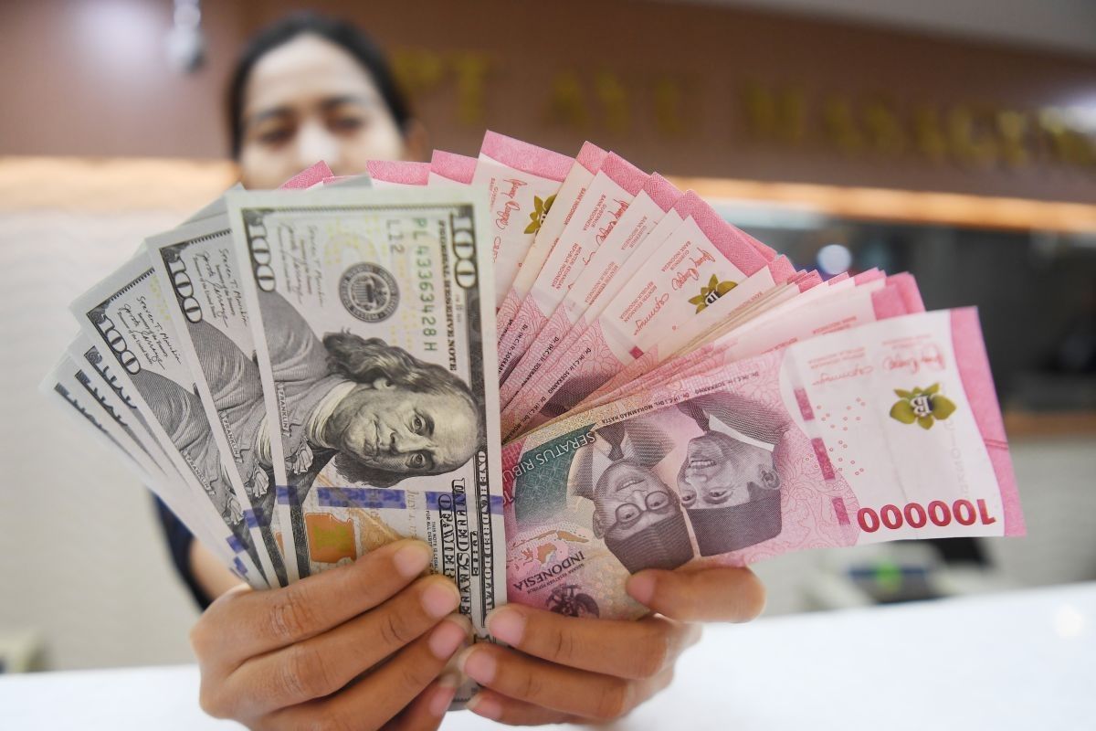 Rupiah Melemah Terhadap Dolar AS di Tengah Sidang Tahunan dan Nota Keuangan 2025