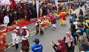 Bupati Tapsel Dolly Pasaribu menyambut peserta pawai Budaya di panggung kehormatan pada puncak acara HUT RI ke-79 di Sipirok, Sabtu.(17/8-24). Foto : BP/Ist