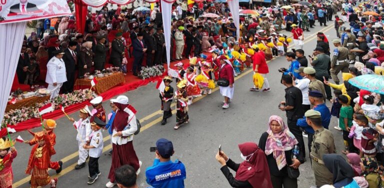 Bupati Tapsel Dolly Pasaribu menyambut peserta pawai Budaya di panggung kehormatan pada puncak acara HUT RI ke-79 di Sipirok, Sabtu.(17/8-24). Foto : BP/Ist