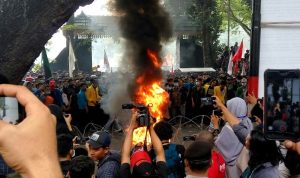 Sejumlah Mahasiswa di Kota Medan Gelar Demonstrasi Tolak Revisi UU Pilkada di Depan Kantor DPRD Sumut