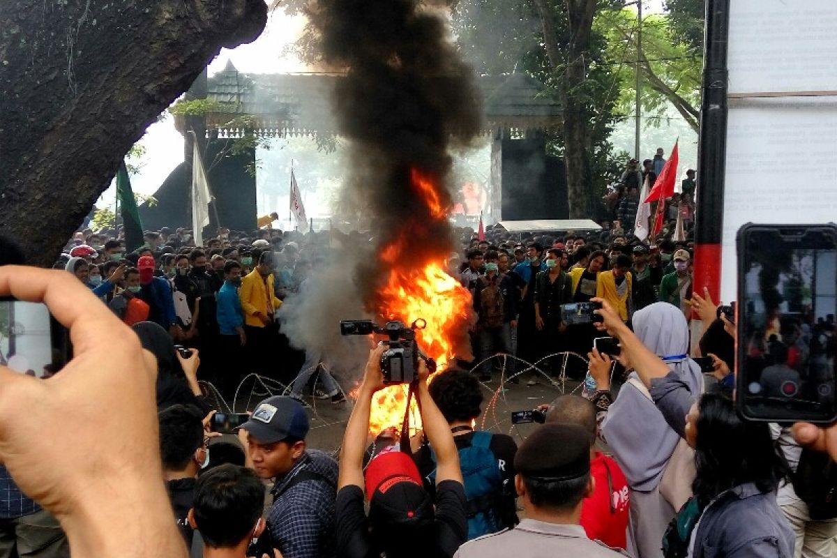 Sejumlah Mahasiswa di Kota Medan Gelar Demonstrasi Tolak Revisi UU Pilkada di Depan Kantor DPRD Sumut