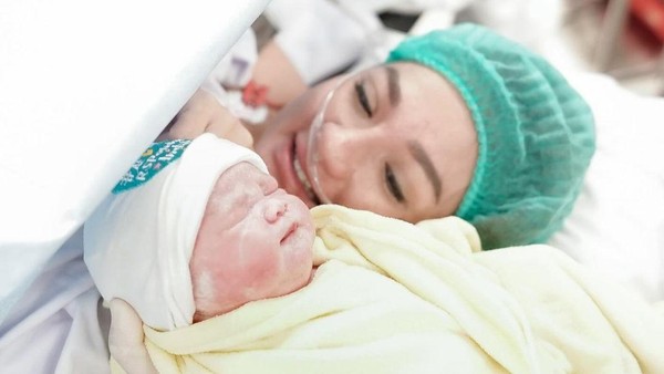 Tengku Dewi Melahirkan Anak Kedua dengan Metode ERACS, Langsung Tampil Cantik Pasca Persalinan