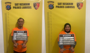 Kedua pelaku ketika diamankan petugas kepolisian.(Istimewa).