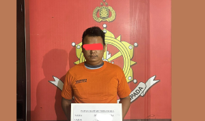 Pelaku ketika diamankan petugas kepolisian.(Istimewa)