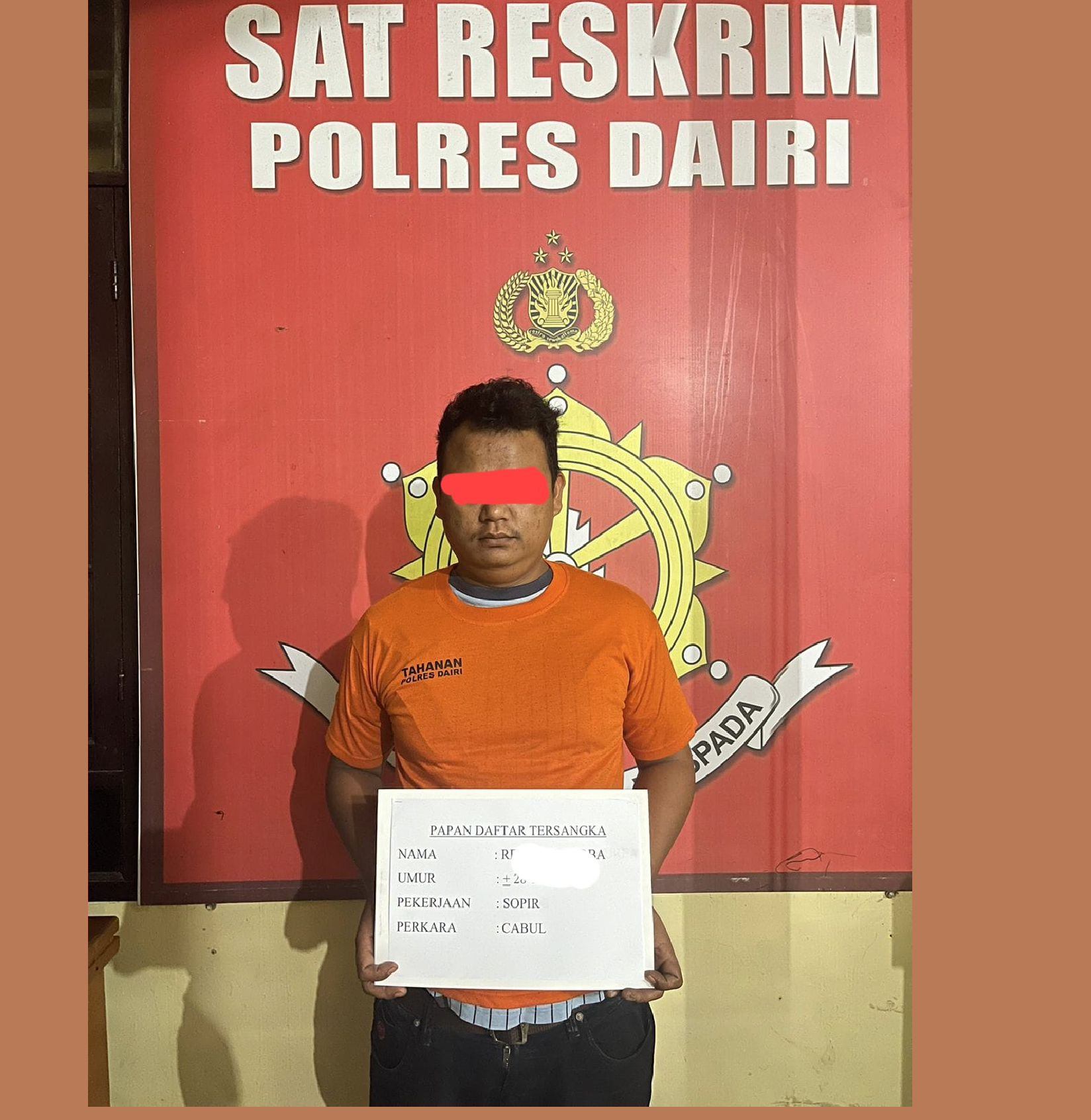 Pelaku ketika diamankan petugas kepolisian.(Istimewa)