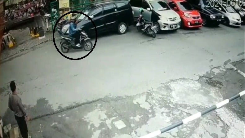 Viral! Pencurian Sepeda Motor di Parkiran Pemkot Medan Terekam CCTV