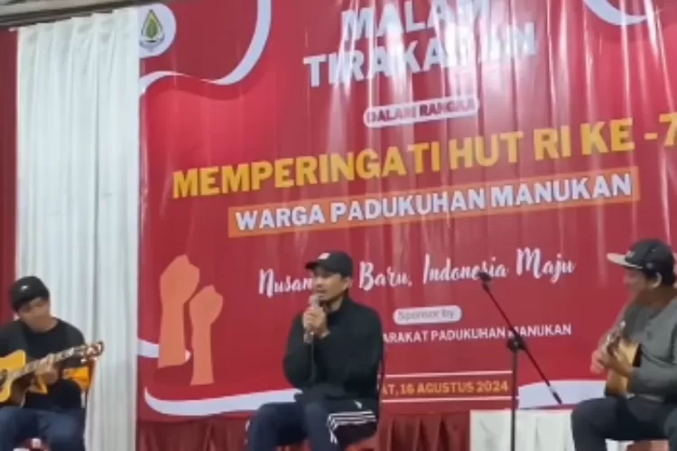 Vokalis Sheila on 7 Duta Menghibur Warga di Yogyakarta Saat Tirakatan HUT ke-79 RI