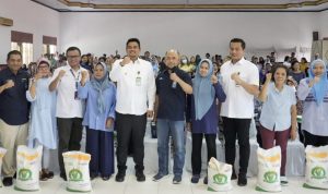Bobby Nasution Distribusikan Bantuan Beras 10 Kg untuk 81.569 KK Guna Kurangi Beban Warga Kurang Mampu