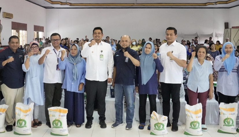 Bobby Nasution Distribusikan Bantuan Beras 10 Kg untuk 81.569 KK Guna Kurangi Beban Warga Kurang Mampu