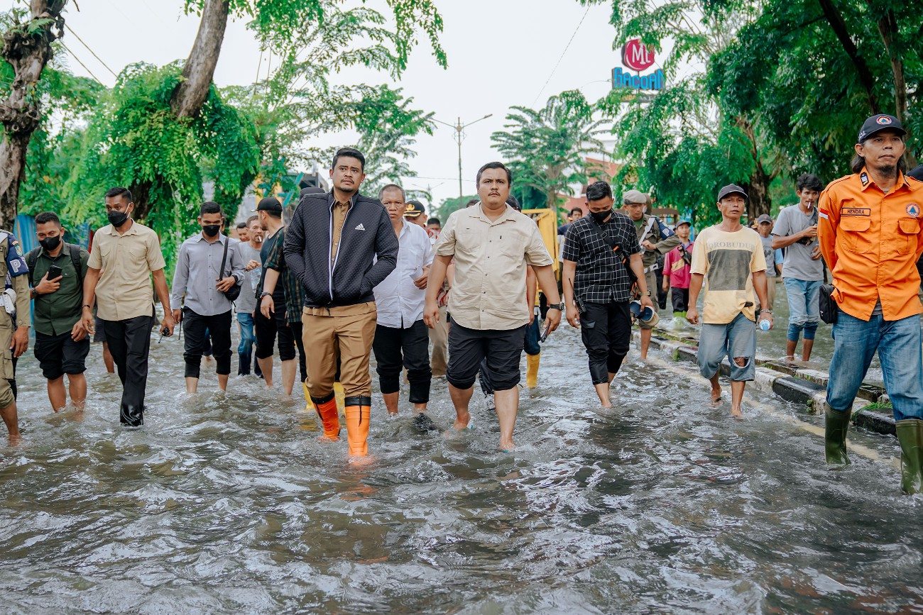 Wali Kota Medan Bobby Nasution Turun Langsung Tinjau Banjir di Medan untuk Lihat Kondisi Warga