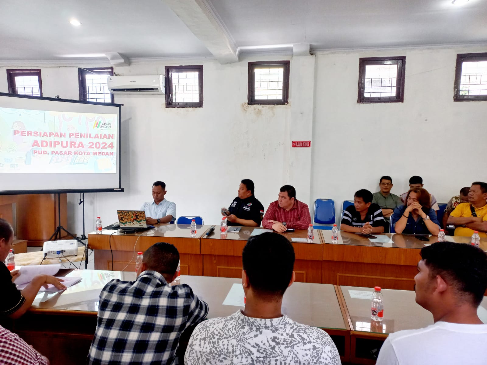 Dirut PUD Pasar Medan Suwarno saat rapat persiapan penilaian Adipura 2024 di Kantor PUD Pasar Medan, Kamis (1/8/2024) . BP/erwan