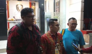 Terlapor dengan pengacaranya ketika di Markas Polda Sumut.(Istimewa).