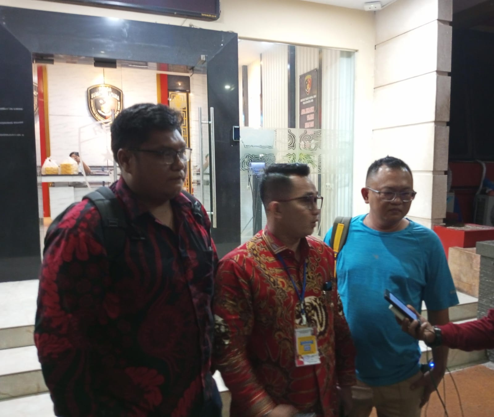 Terlapor dengan pengacaranya ketika di Markas Polda Sumut.(Istimewa).