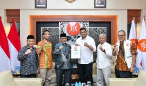 Wali Kota Medan Bobby Nasution foto bersama usai meraih dukungan dari PKS. BP/Ist