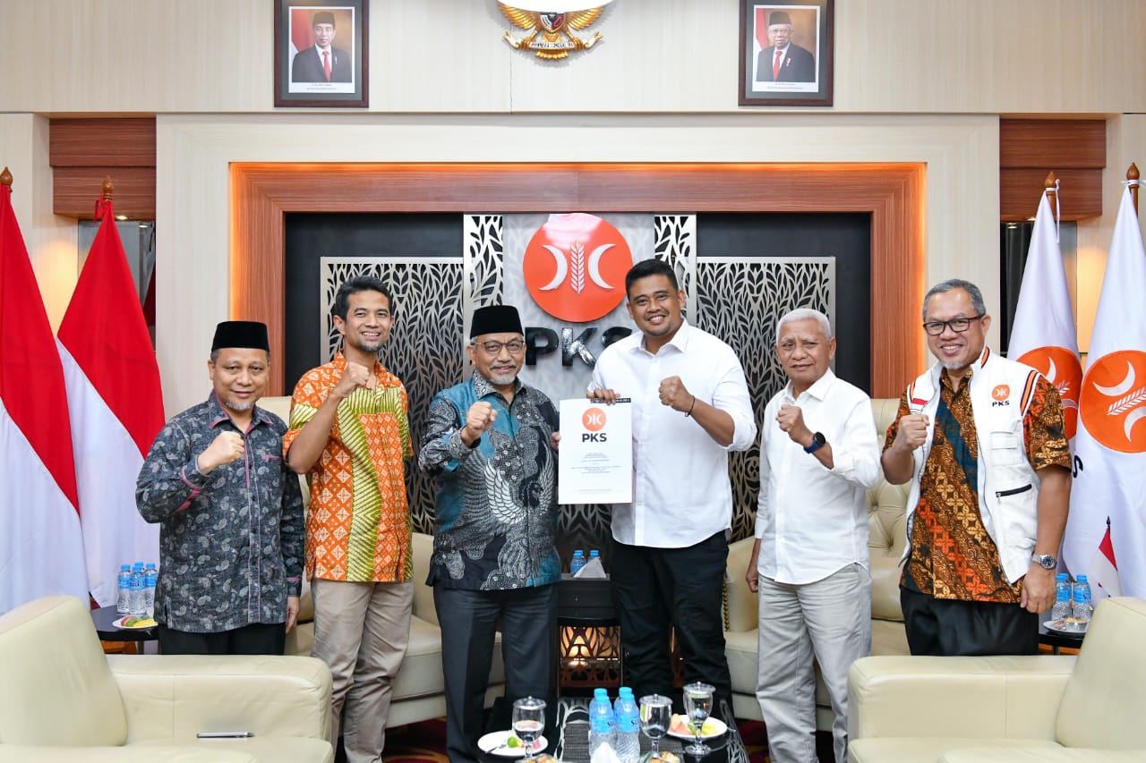 Wali Kota Medan Bobby Nasution foto bersama usai meraih dukungan dari PKS. BP/Ist