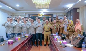 Rombongan Pemkab Karawang foto bersama saat study banding di Balai Kota Medan. BP/erwan