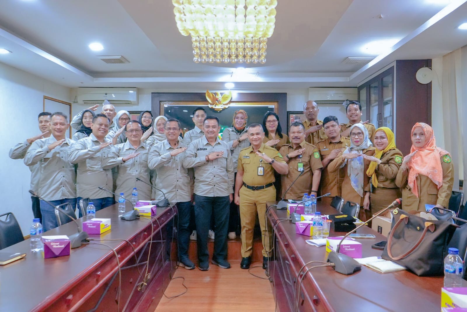 Rombongan Pemkab Karawang foto bersama saat study banding di Balai Kota Medan. BP/erwan