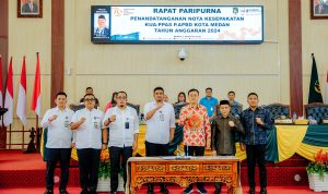Wali Kota Medan Bobby Nasution foto bersama dengan Ketua DPRD Medan Hasyim setelah melakukan kesepakatan bersama di Gedung DPRD Medan. BP/ist