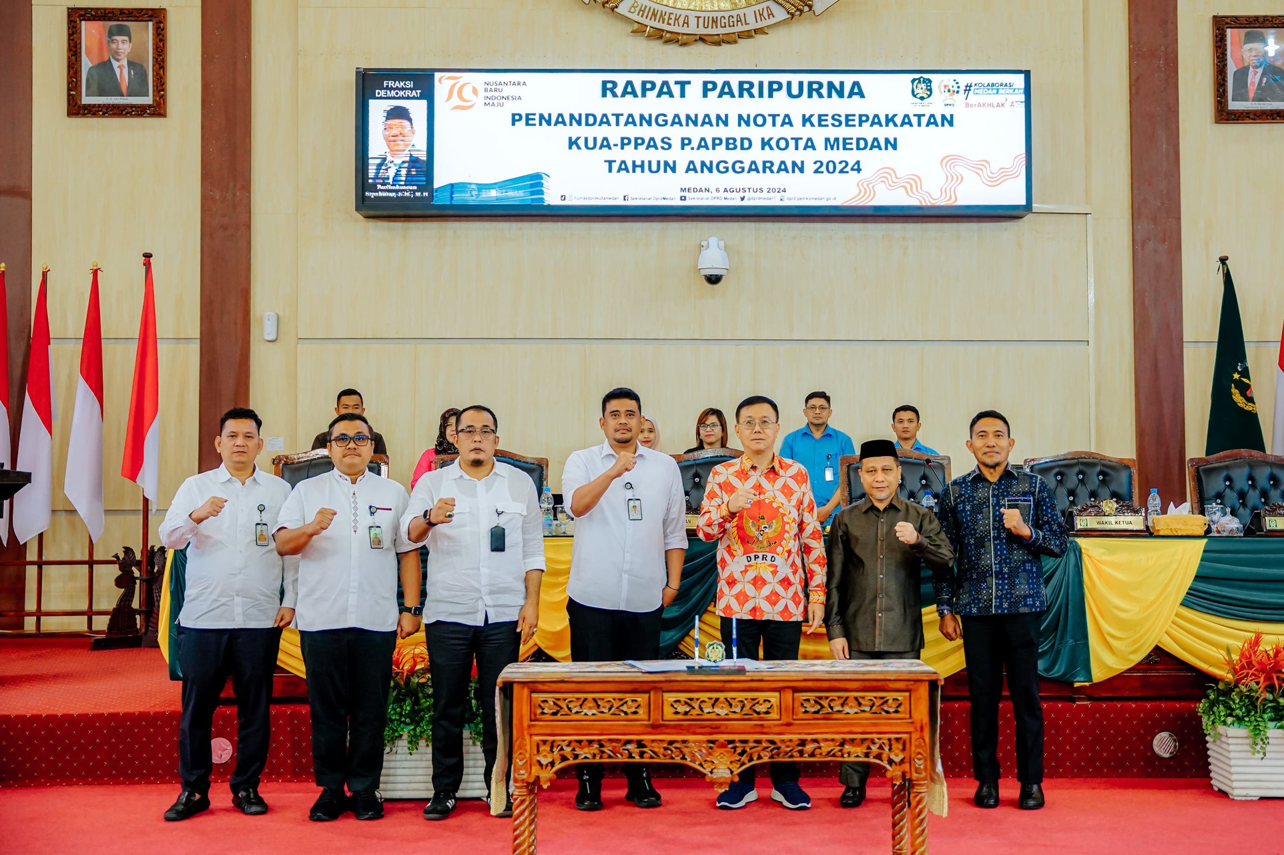 Wali Kota Medan Bobby Nasution foto bersama dengan Ketua DPRD Medan Hasyim setelah melakukan kesepakatan bersama di Gedung DPRD Medan. BP/ist
