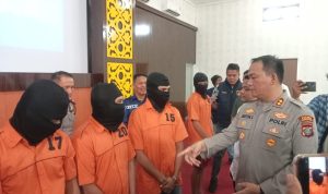 Polisi menginterogasi pelaku.(Istimewa)