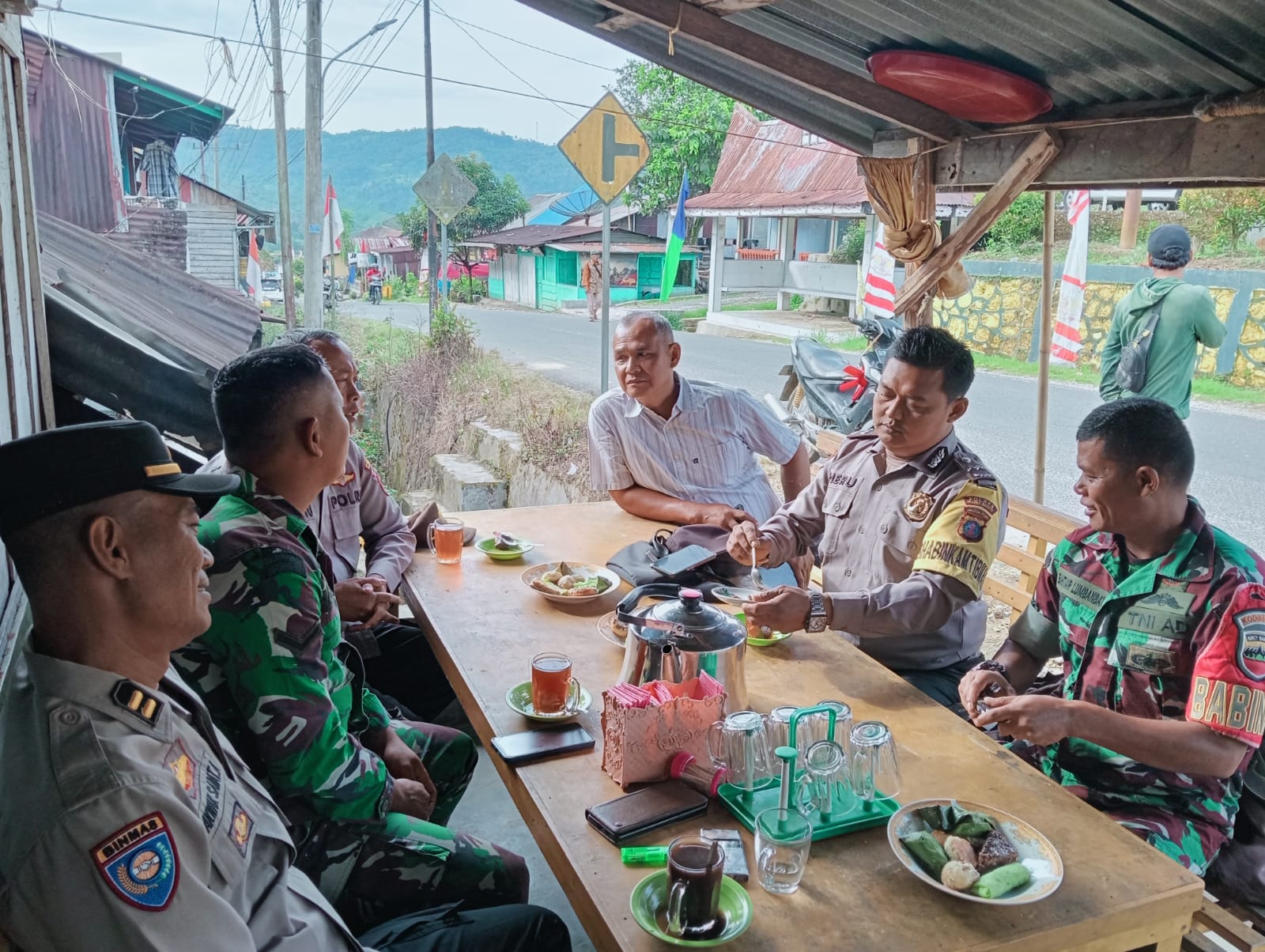 Kepolisian dari Polsek Sukaramai silaturahmi dengan forkopimcam.(Istimewa)