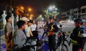 Personil Brimob Polda Sumut melakukan patroli malam.(Istimewa)