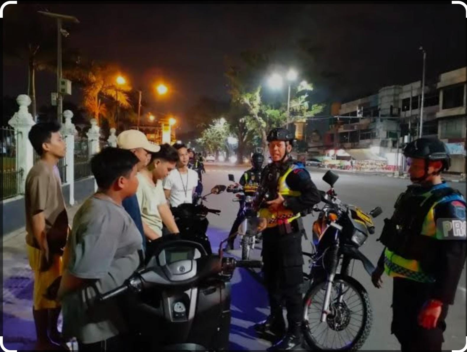 Personil Brimob Polda Sumut melakukan patroli malam.(Istimewa)
