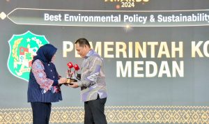 Wali Kota Medan diwakili Kadis Kominfo Medan Arrahmahman Pane saat menerima penghargaan. BP/ist