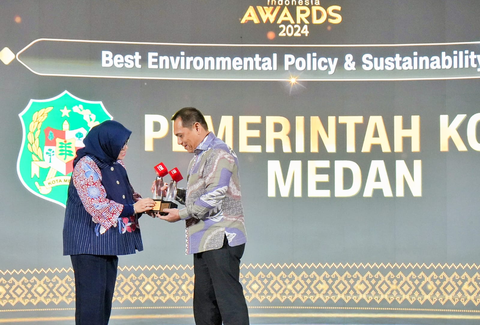 Wali Kota Medan diwakili Kadis Kominfo Medan Arrahmahman Pane saat menerima penghargaan. BP/ist