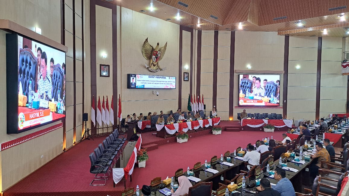 Wali Kota Medan Bobby Nasution menyampaikan pandangannya dalam rapat Paripurna di Gedung DPRD Medan, Senin (12/8). BP/erwan