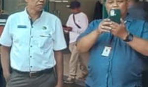 Perwakilan Medan Mall dan Kepala Pasar Pusat Pasar Medan Khairul Azhar Daulay (kiri) saat kunjungan Komisi IV DPRD Medan ke Kawasan Medan Mall. BP/Erwan